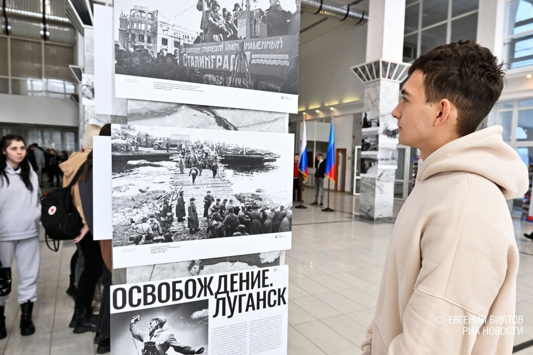 Один из кадров, который появляется по ходу чтения, посвящен освобождению Луганска