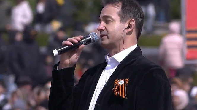 Певцов облажался с фанерой на параде в Казани. Показываем видео
