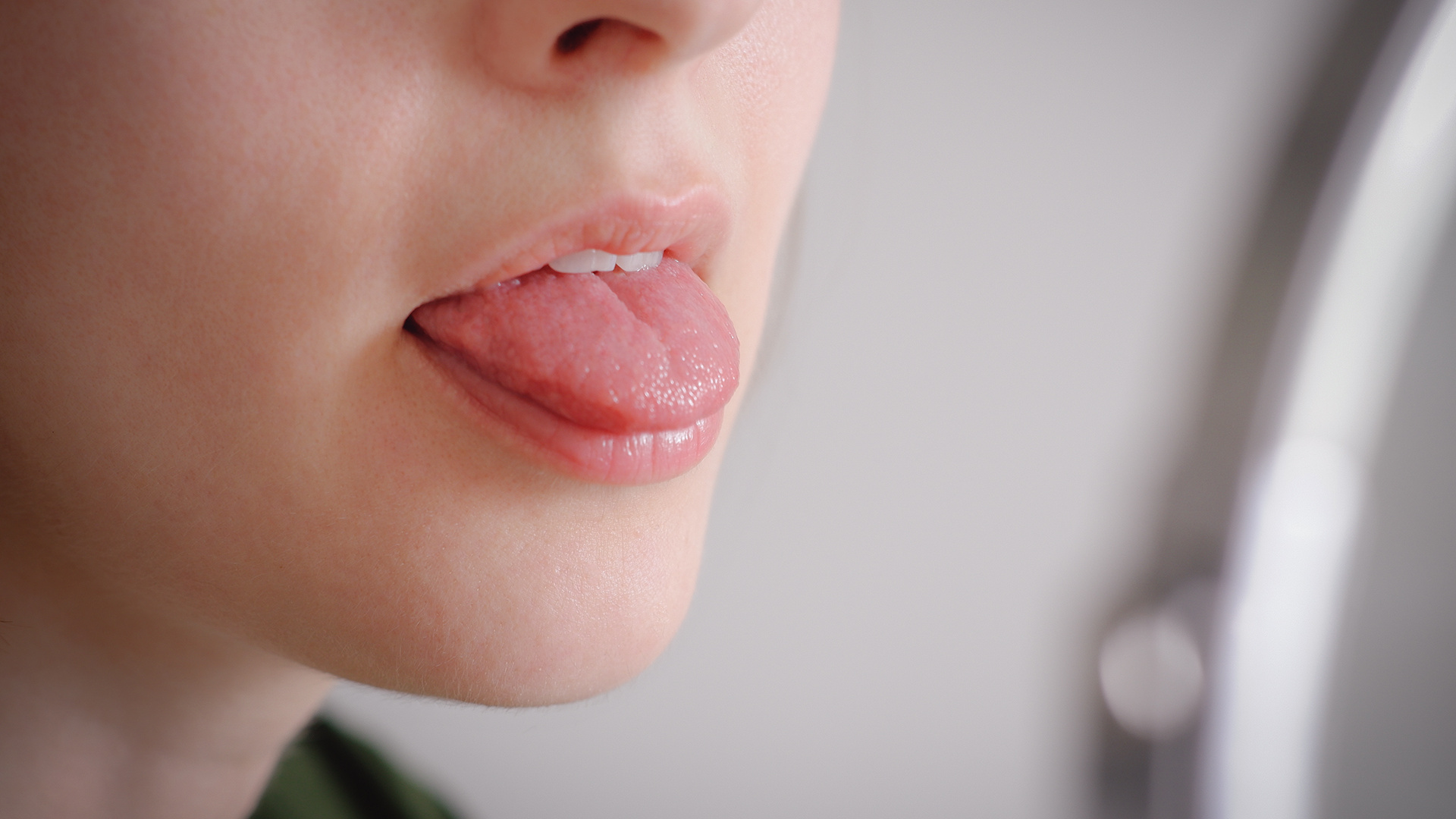 Посмотрите на свой язык: неприметный симптом, который может указывать на цирроз печени — многие его игнорируют