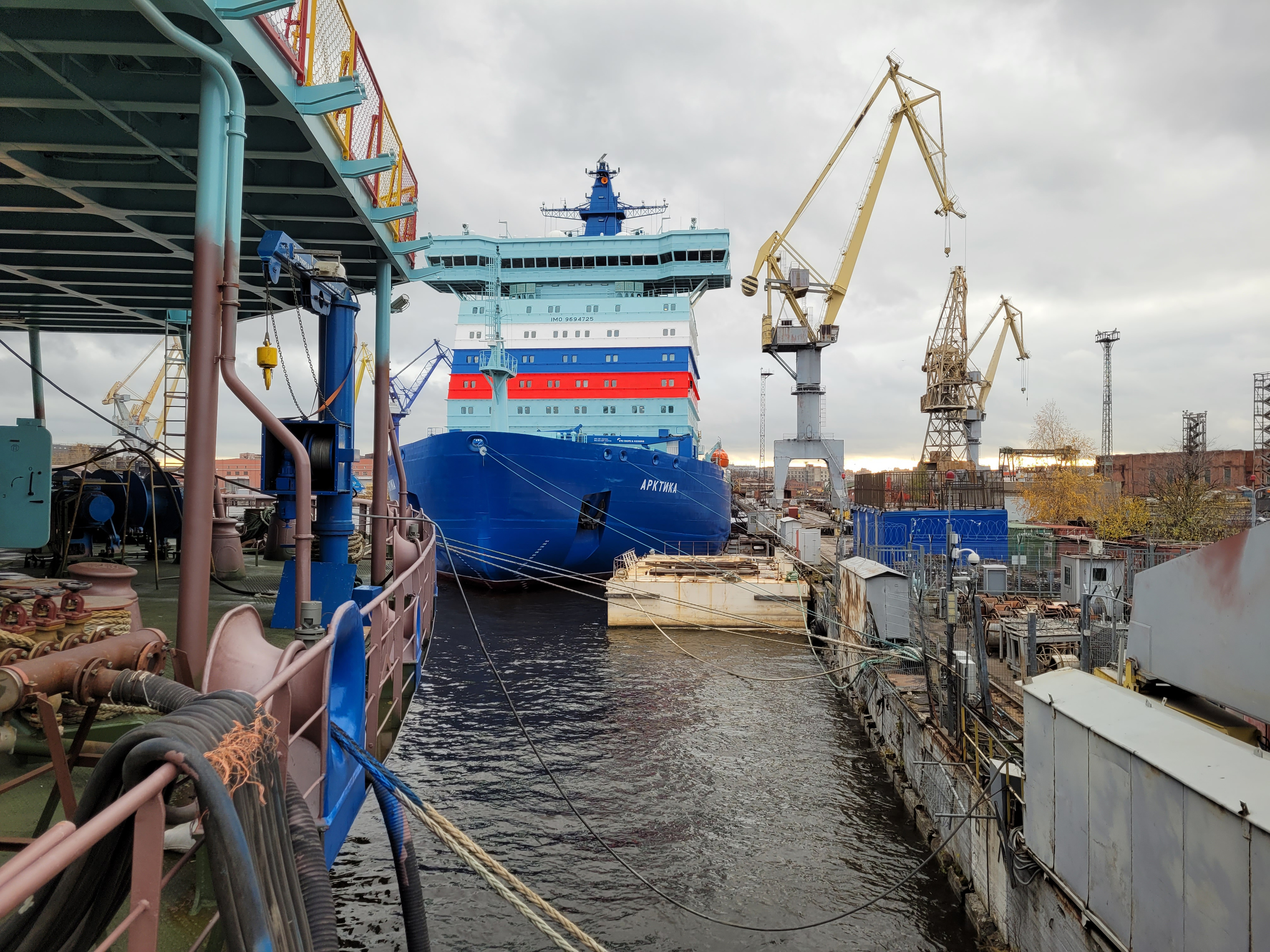 Ледоколы «Сибирь» и «Арктика» у причала Балтийского завода