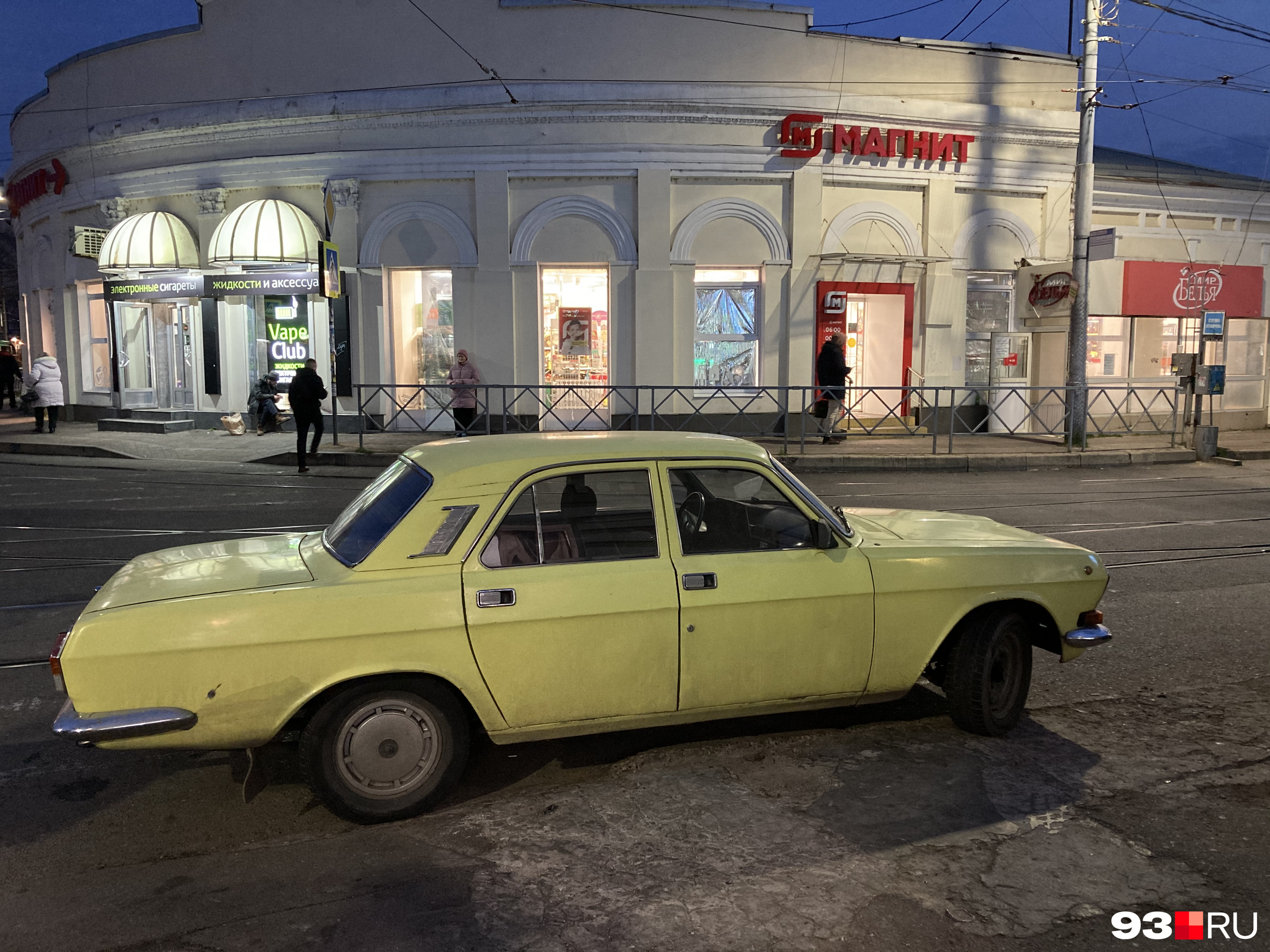 Лимонная «Волга» стоит на этом перекрестке уже 15 лет
