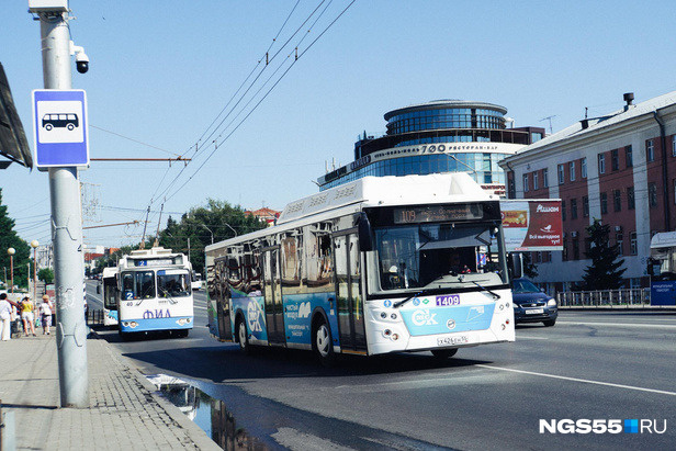 Два омских автобуса сменят схему движения из-за бегового полумарафона
