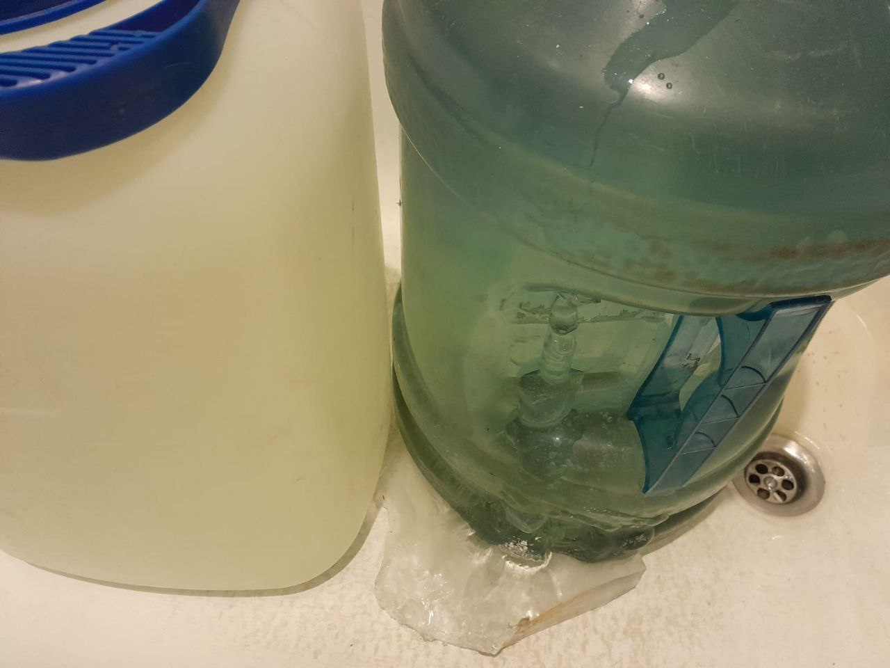 Вода в бутыли, оставленная в туалете, замерзла