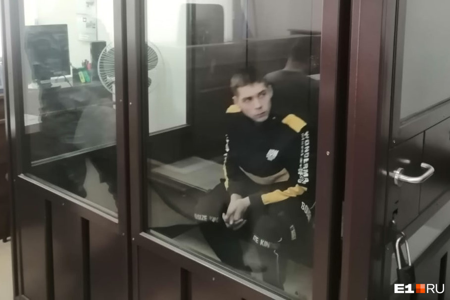 «Он добрый, блинчики печет». Суд отправил под арест стрелка, который ранил студента в центре Екатеринбурга