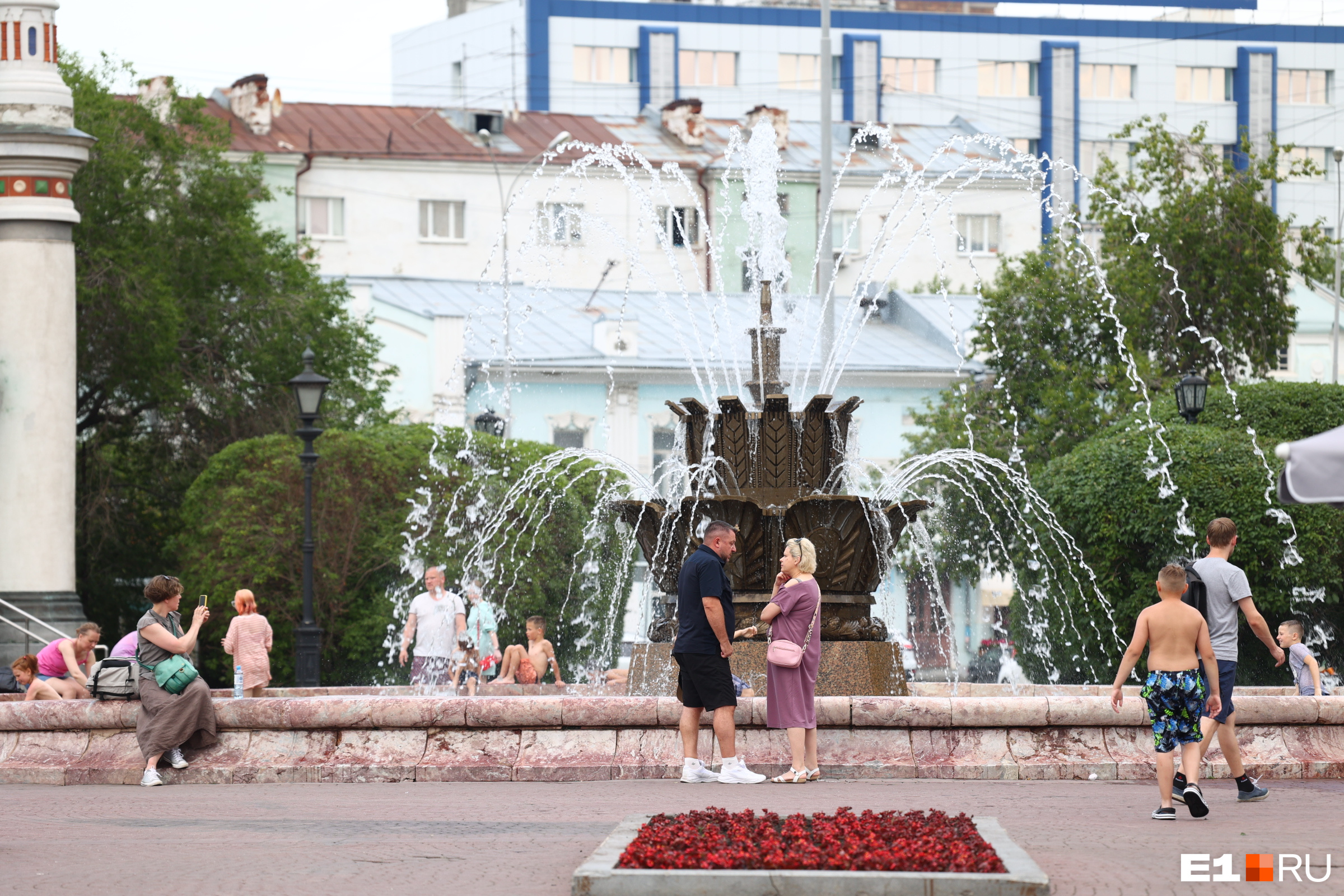 Фонтаны Екатеринбурга оккупировали дети в трусах, насколько безопасно  купаться в фонтанах, рекордная жара в Екатеринбурге - 11 июля 2023 - e1.ru