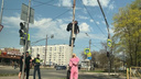 «Оппа, опп, тяни его, тяни!»: парень из Тольятти повис на столбе и побоялся с него слезать