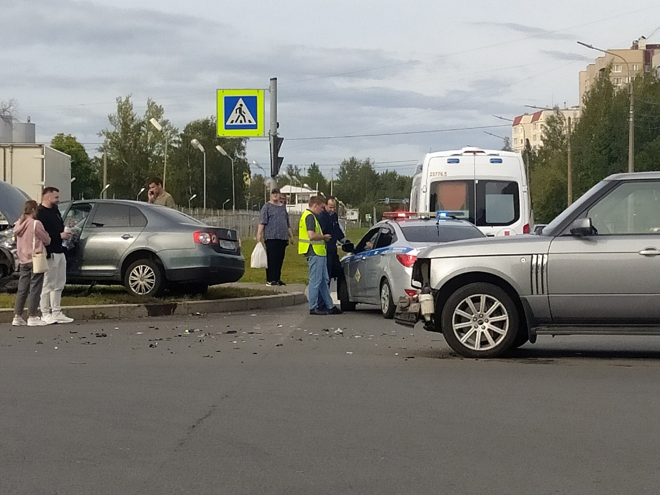 ДТП с «Ленд Ровером» и «Пассатом» на Вербной попало на видео - 6 сентября  2023 - ФОНТАНКА.ру