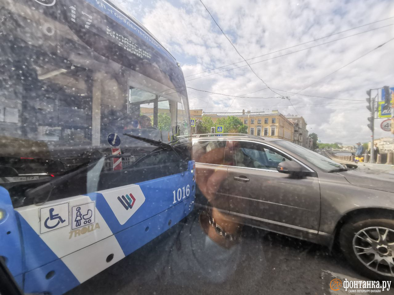 Троллейбус и ремонт собрали пробку на Гороховой и набережной Фонтанки