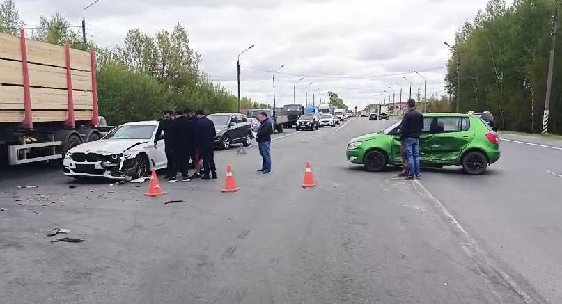 Нашкодила. В Нижнем Новгороде водитель на Škoda не уступила дорогу BMW и устроила аварию на перекрестке