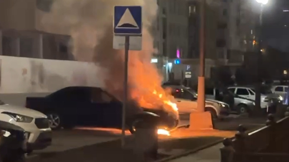 У бывшего ВКИУ в Перми вспыхнул автомобиль. Видео