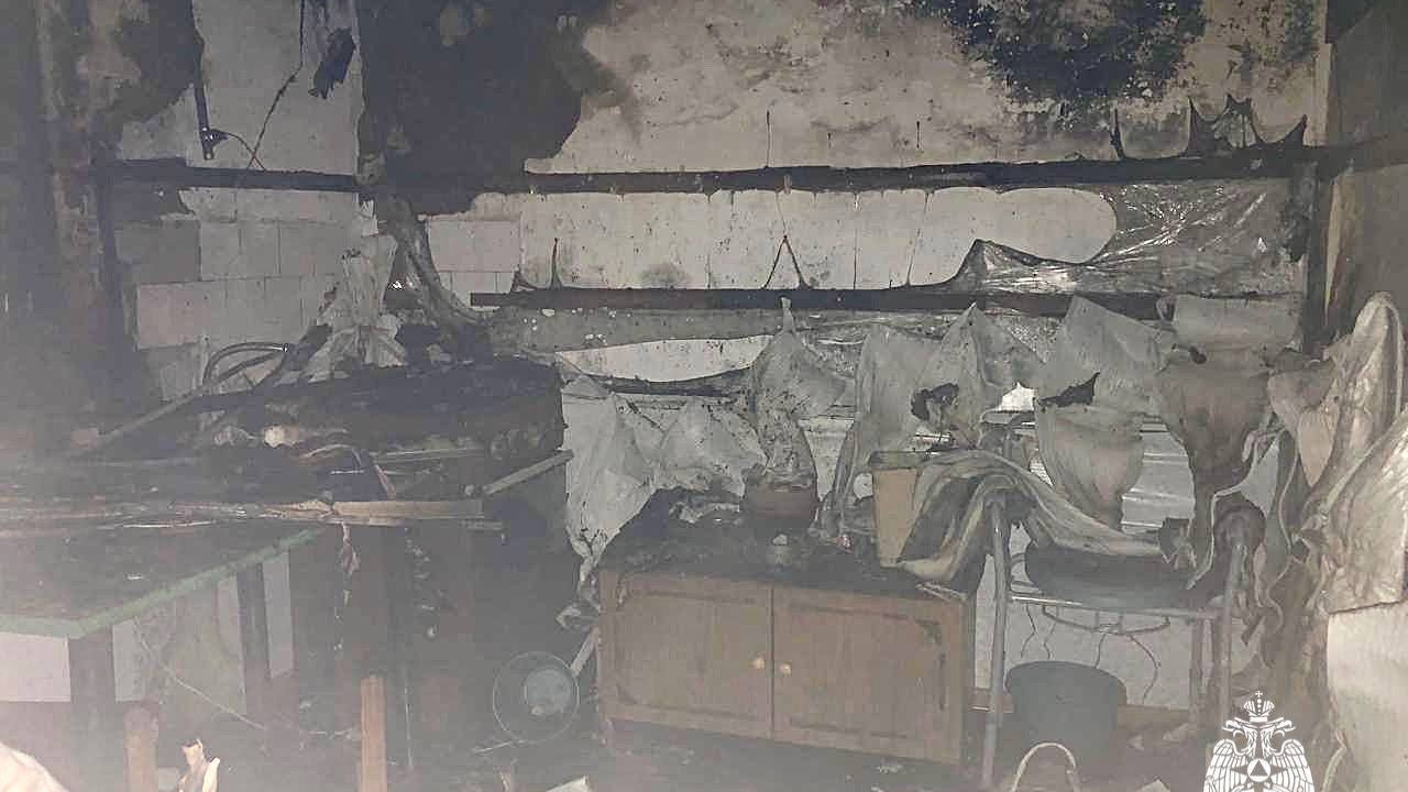Пожилой мужчина застрял в горящем доме из-за курильщиков на Ставрополье
