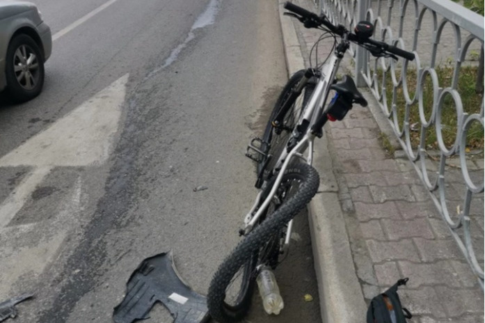 Велосипедам здесь не место: автохамка обругала и сбила парня. Дорожное видео недели