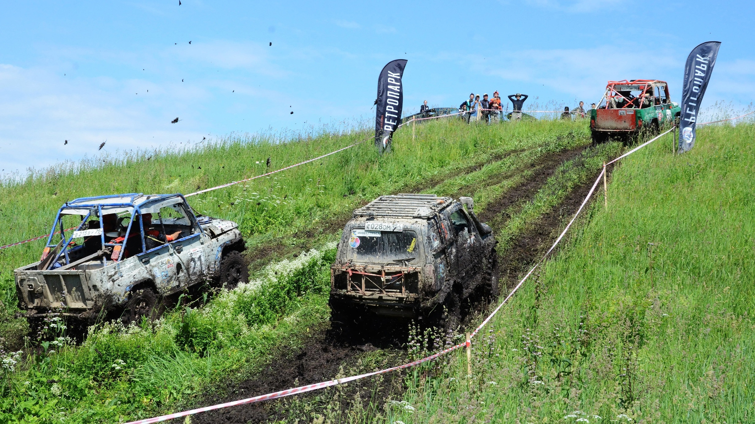 По грязи и болотам: экстремальные гонки на внедорожниках проходят в Шерегеше