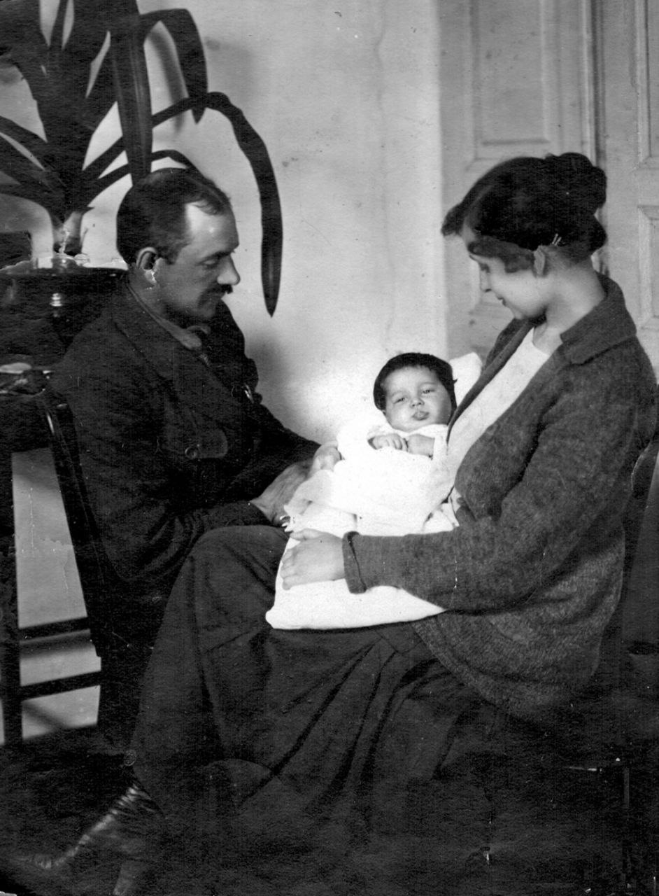 Надежда и Рудольф Калнин с дочерью, Винница, весна 1921 г.