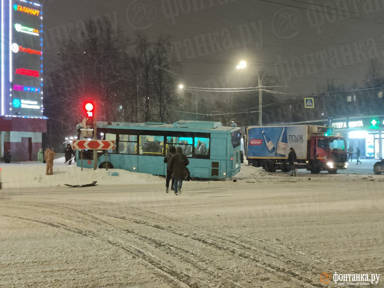 У метро «Ленинский проспект» автобус вылетел с дороги, на место прибыла  скорая - 19 января 2024 - ФОНТАНКА.ру