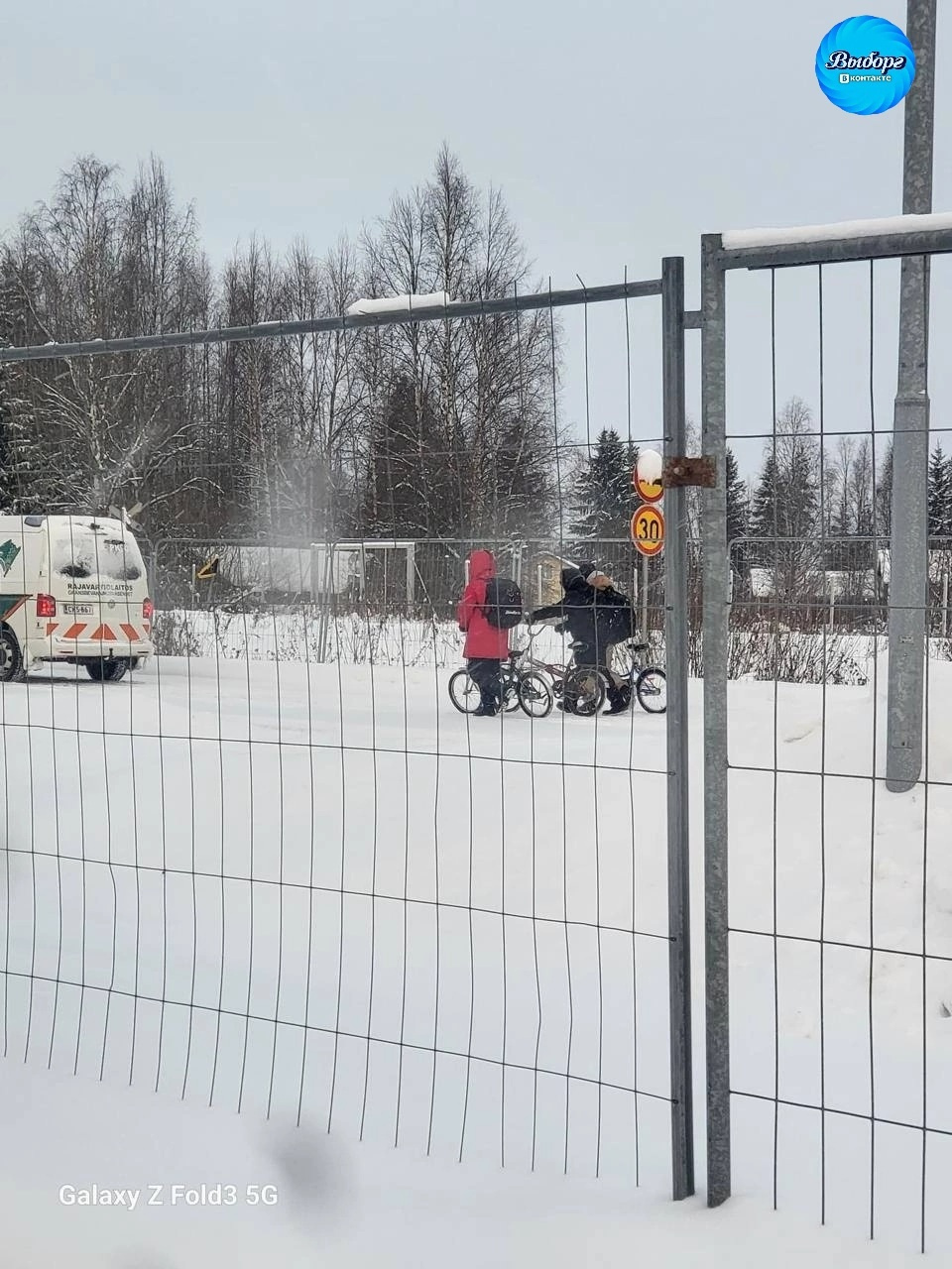 Фото и видео: на пути к границе с Финляндией заметили путников из дальних стран на велосипедах