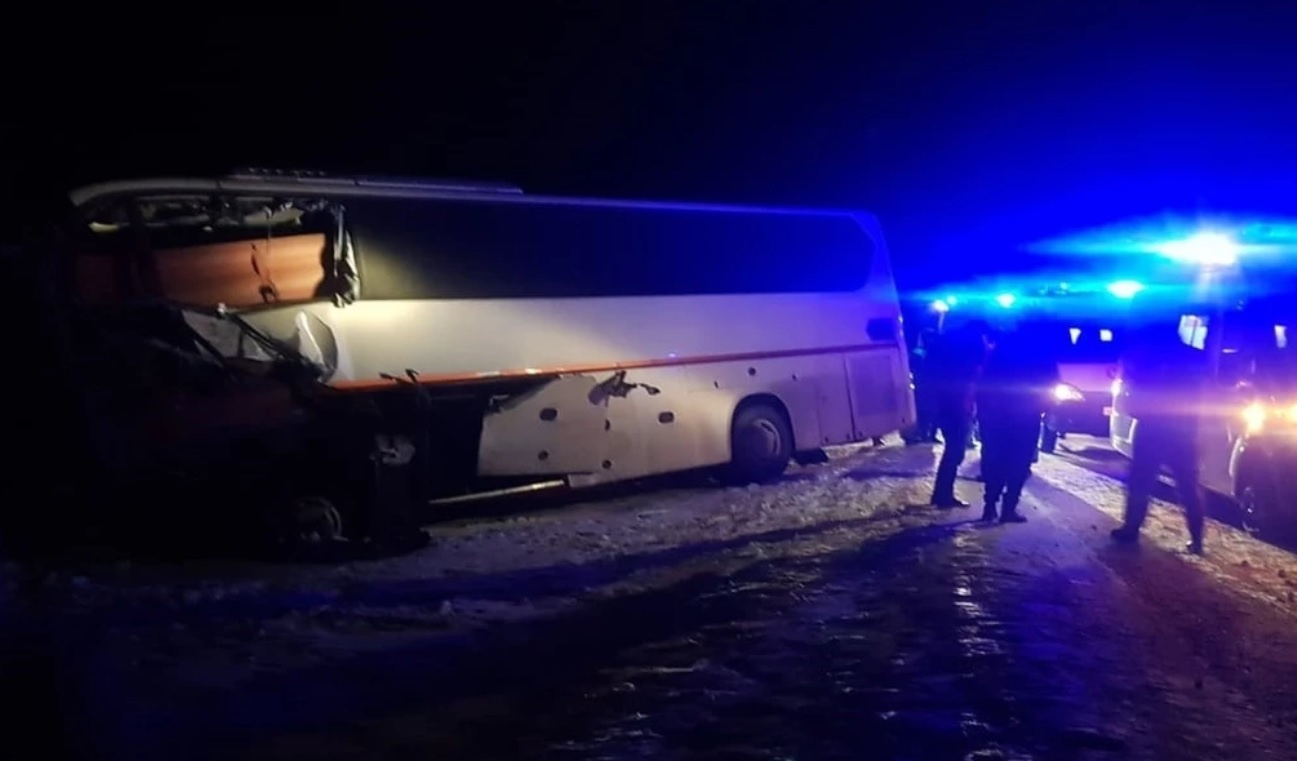 Автобус Новосибирск — Семипалатинск влетел во встречную фуру, есть погибшие