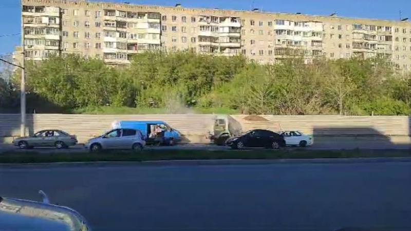 Грузовик задымился посреди дороги — видео с Ипподромской