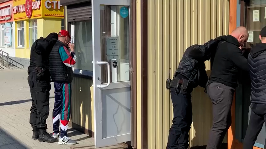 Во время сноса незаконных ларьков в Челябинске задержали 20 человек с травматами и ножами