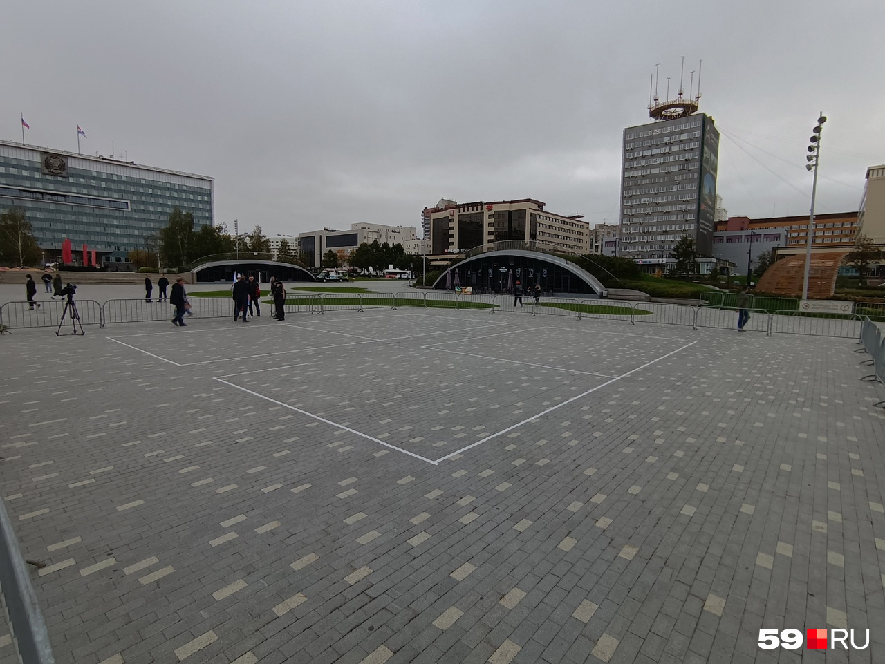 На эспланаде люди выстроятся в число 89, его заранее разметили мелом на плитке На эспланаде люди выстроятся в число 89, его заранее разметили мелом на плитке