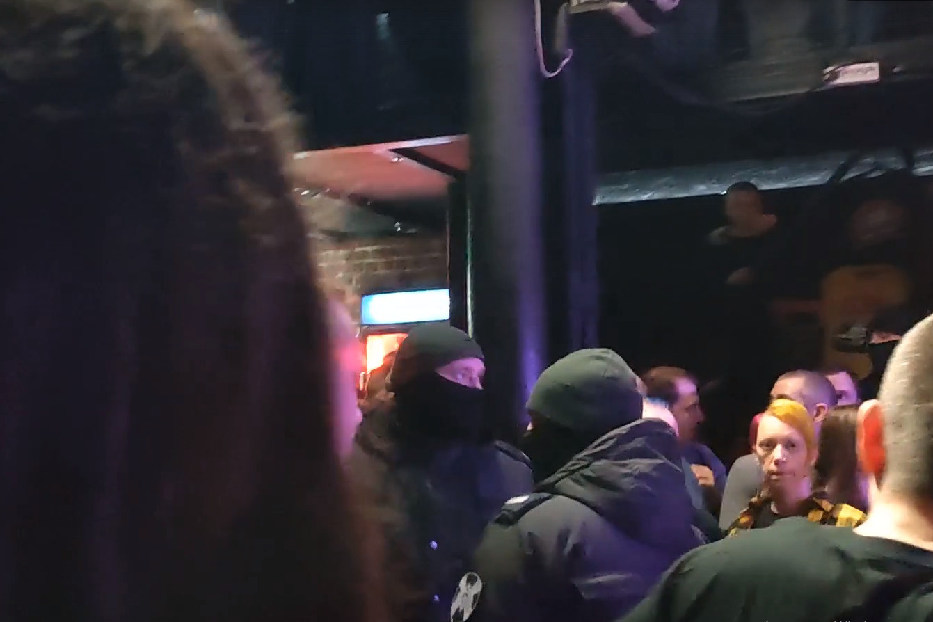 Люди в масках ворвались в клуб Нижнего Новгорода на концерт известной группы