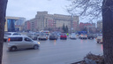 «Шли с ребенком на руках по гололеду»: новосибирец возмутился из-за перекрытой парковки возле детской больницы