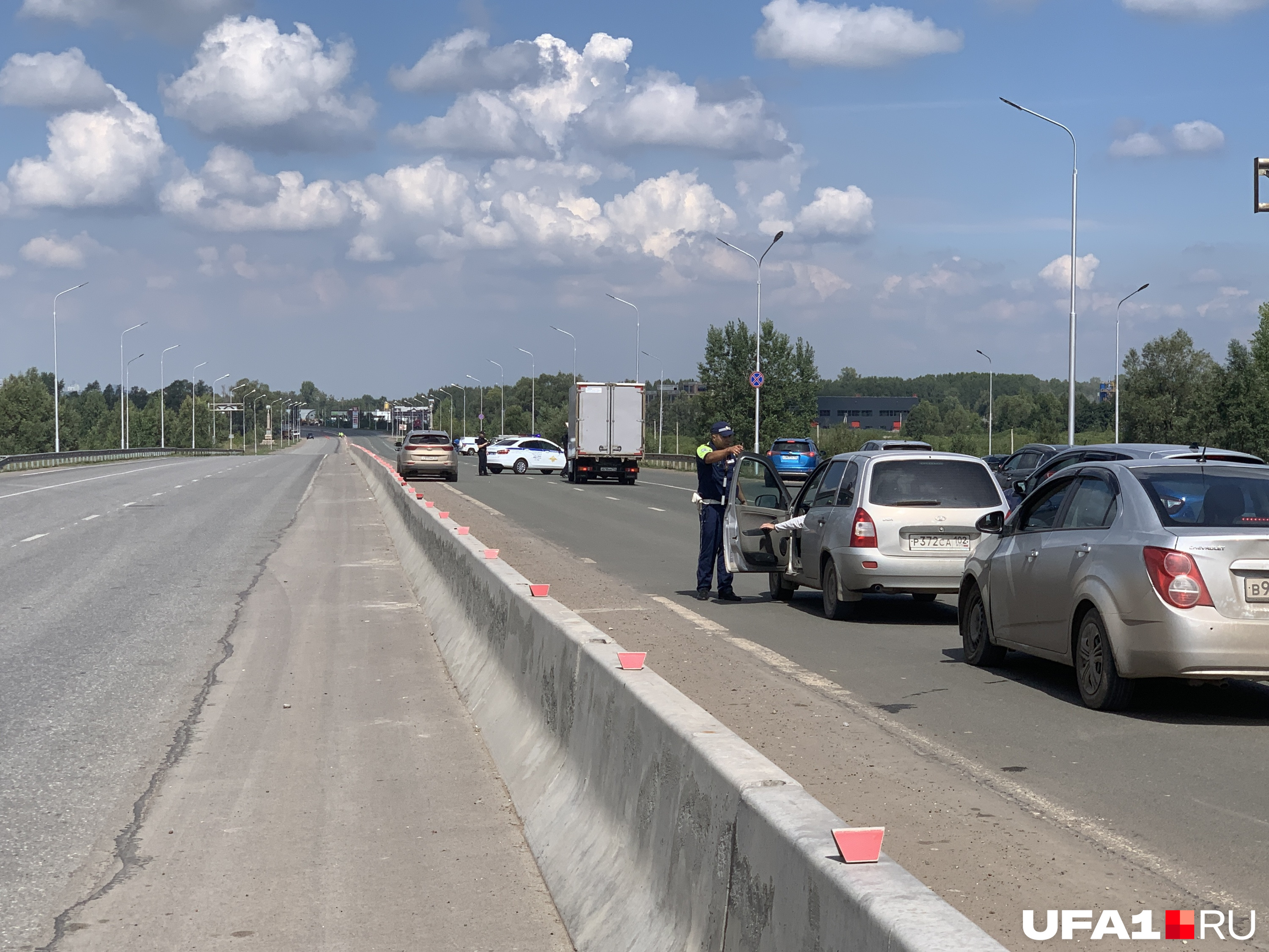 Сотрудник ГИБДД объясняет водителю, что проехать не получится