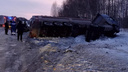Женщина на Nissan Tino въехала в фуру под Новосибирском и погибла: от удара грузовик перевернулся