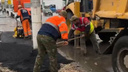 «Прямо в лужу, идеально!»: в центре Волгограда рабочие в ливень укладывают асфальт — видео