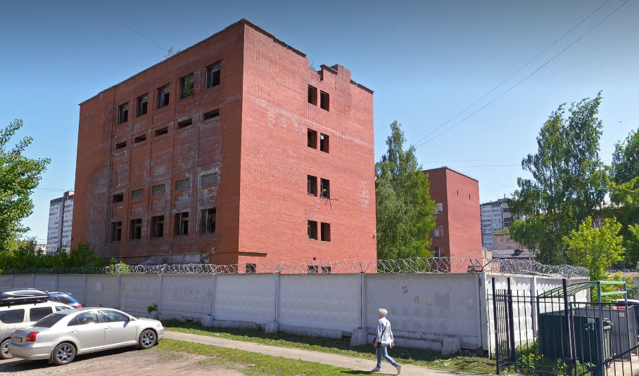 Внешне эта пятиэтажка выглядит вполне прилично Внешне эта пятиэтажка выглядит вполне прилично