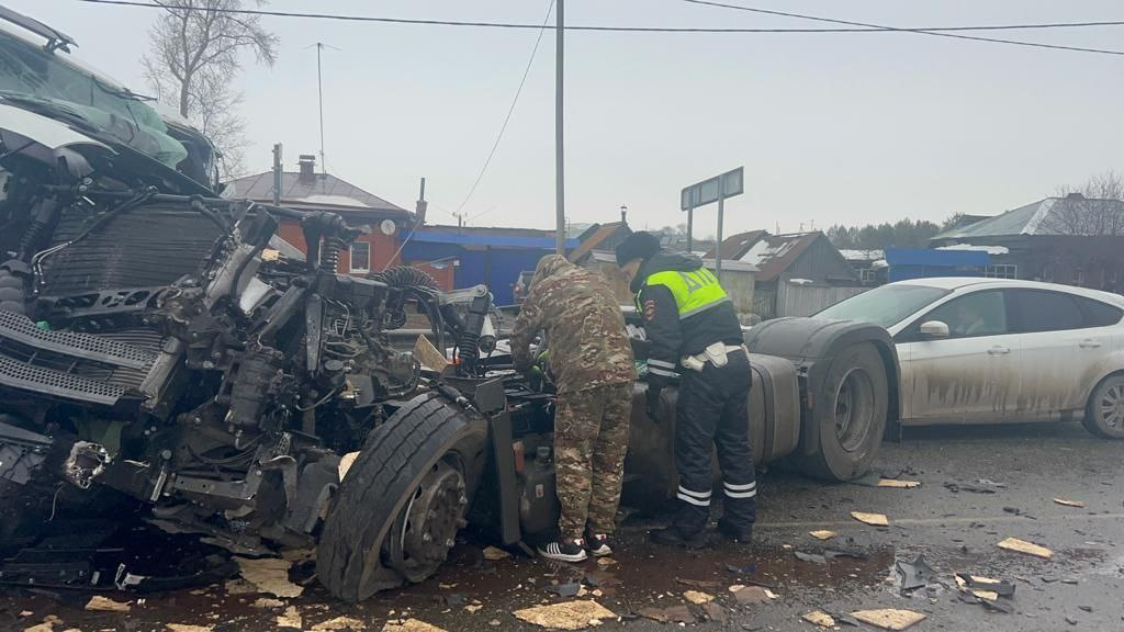 Водитель, устроивший аварию с фурами на свердловской трассе, скончался на руках у медиков