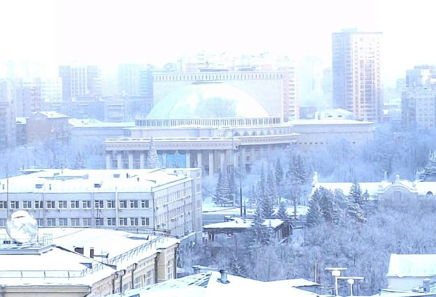 «Вид на оперный театр»: квартиру с хрустальными люстрами продают в Новосибирске за 41 миллион — смотрим, что внутри