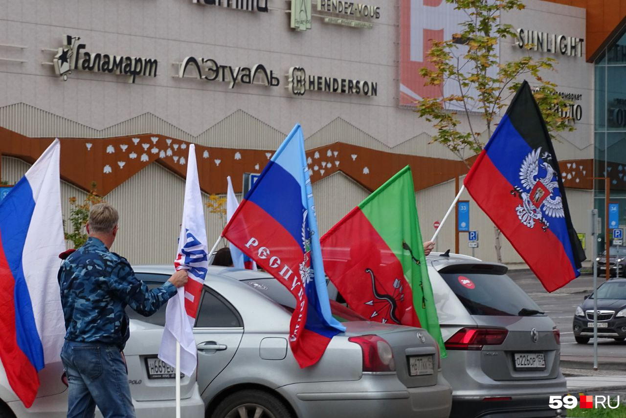Были флаги России и новых территорий
