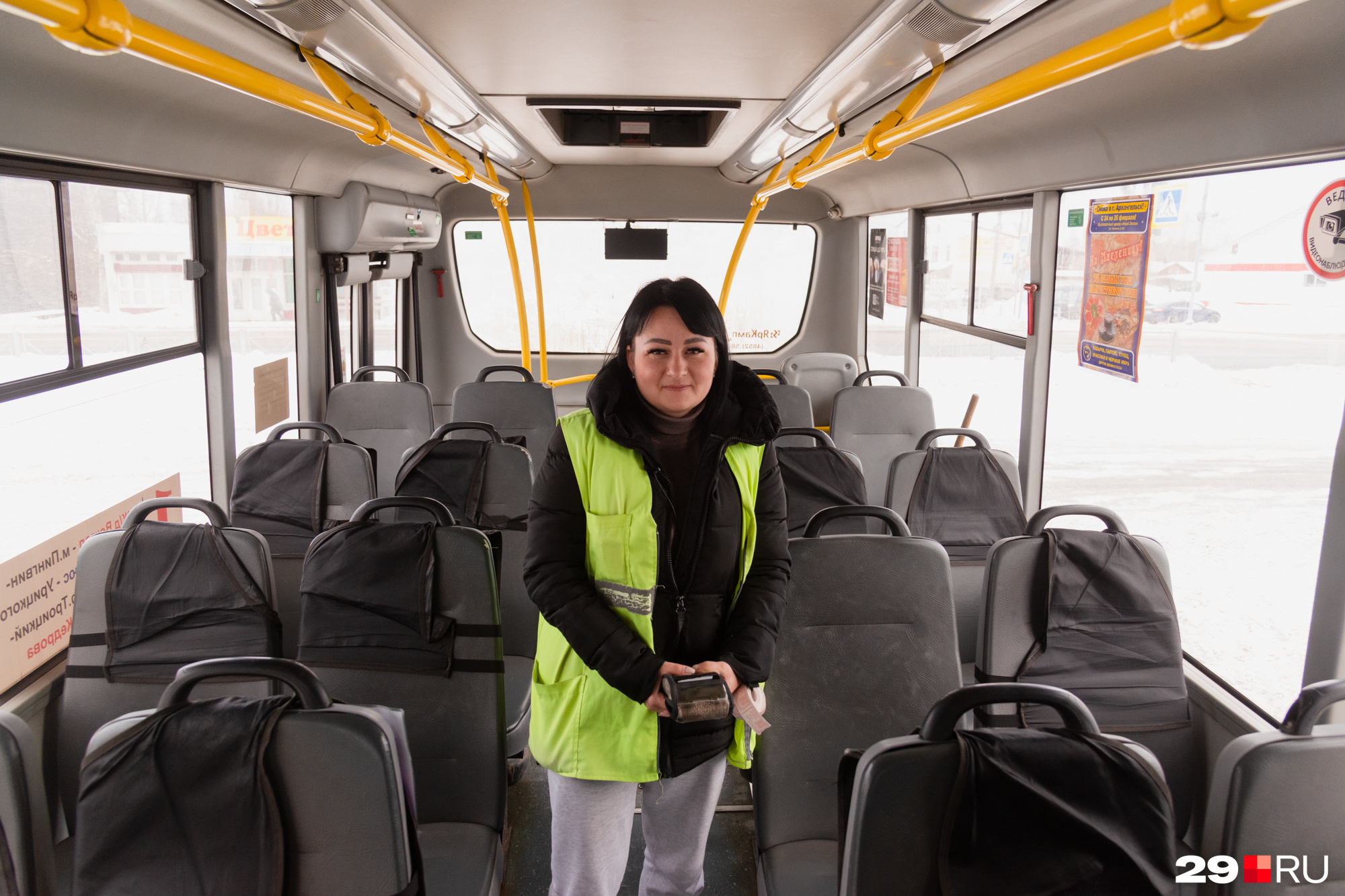 Пик час в автобусе пристают к женщинам смотреть
