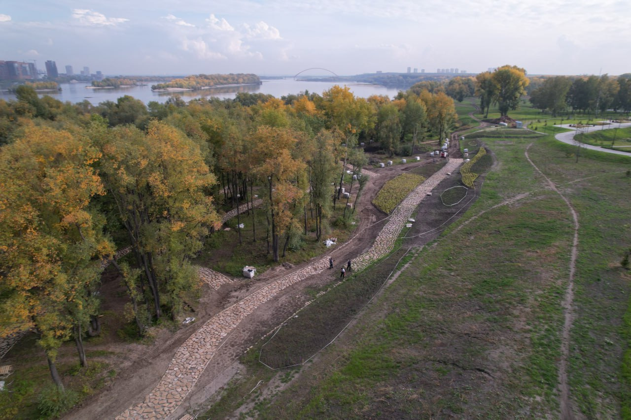 В пойменной части реки проложили дорожки В пойменной части реки проложили дорожки