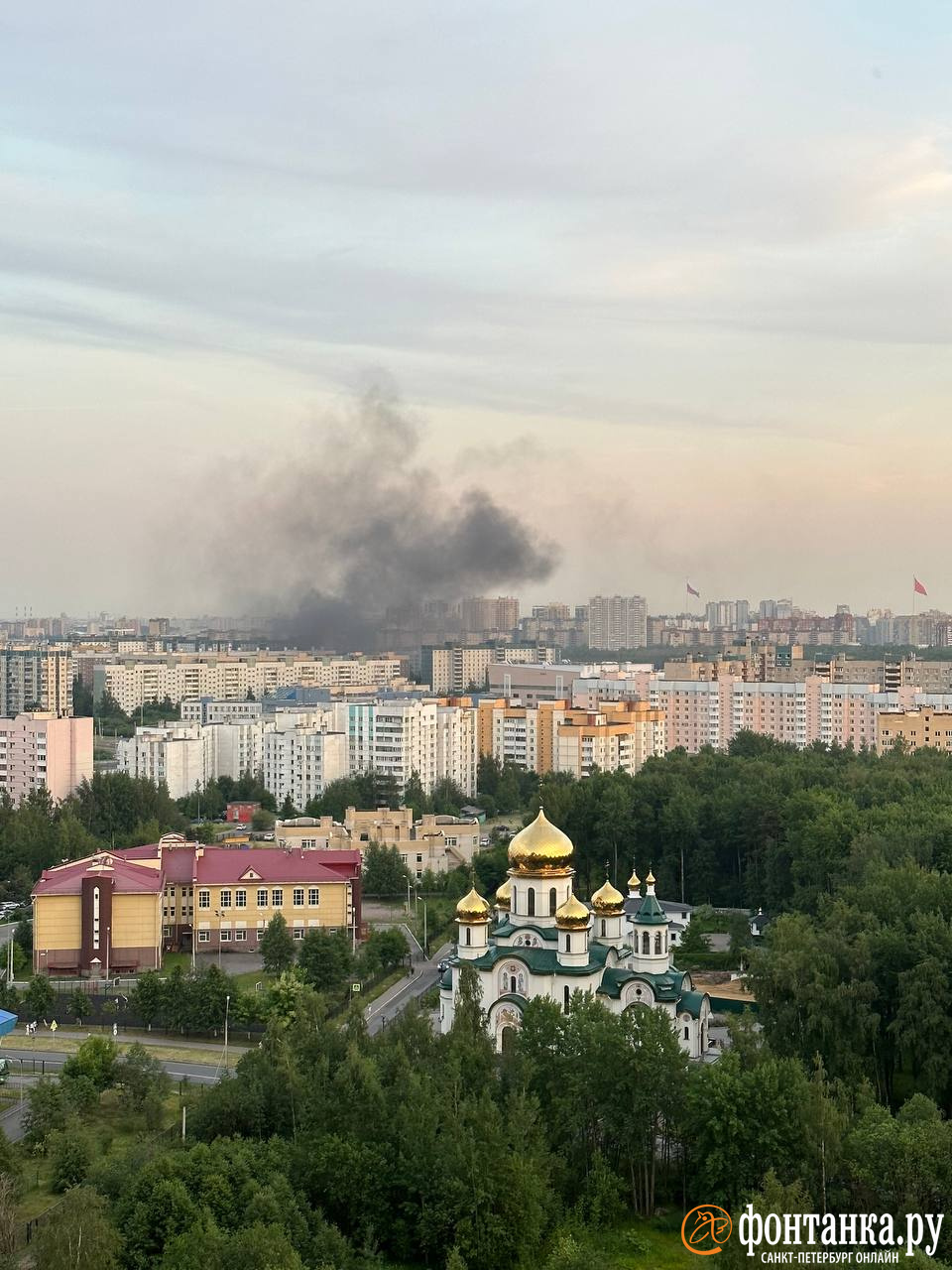 Черный дым на фоне нежного заката. На юге Петербурга снова заклубилось |  21.06.2023 | Санкт-Петербург - БезФормата