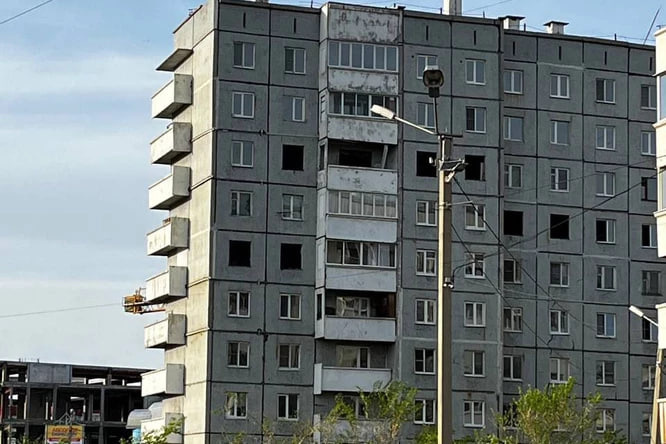 Жильцам «падающего» дома в Чите запретили демонтировать окна