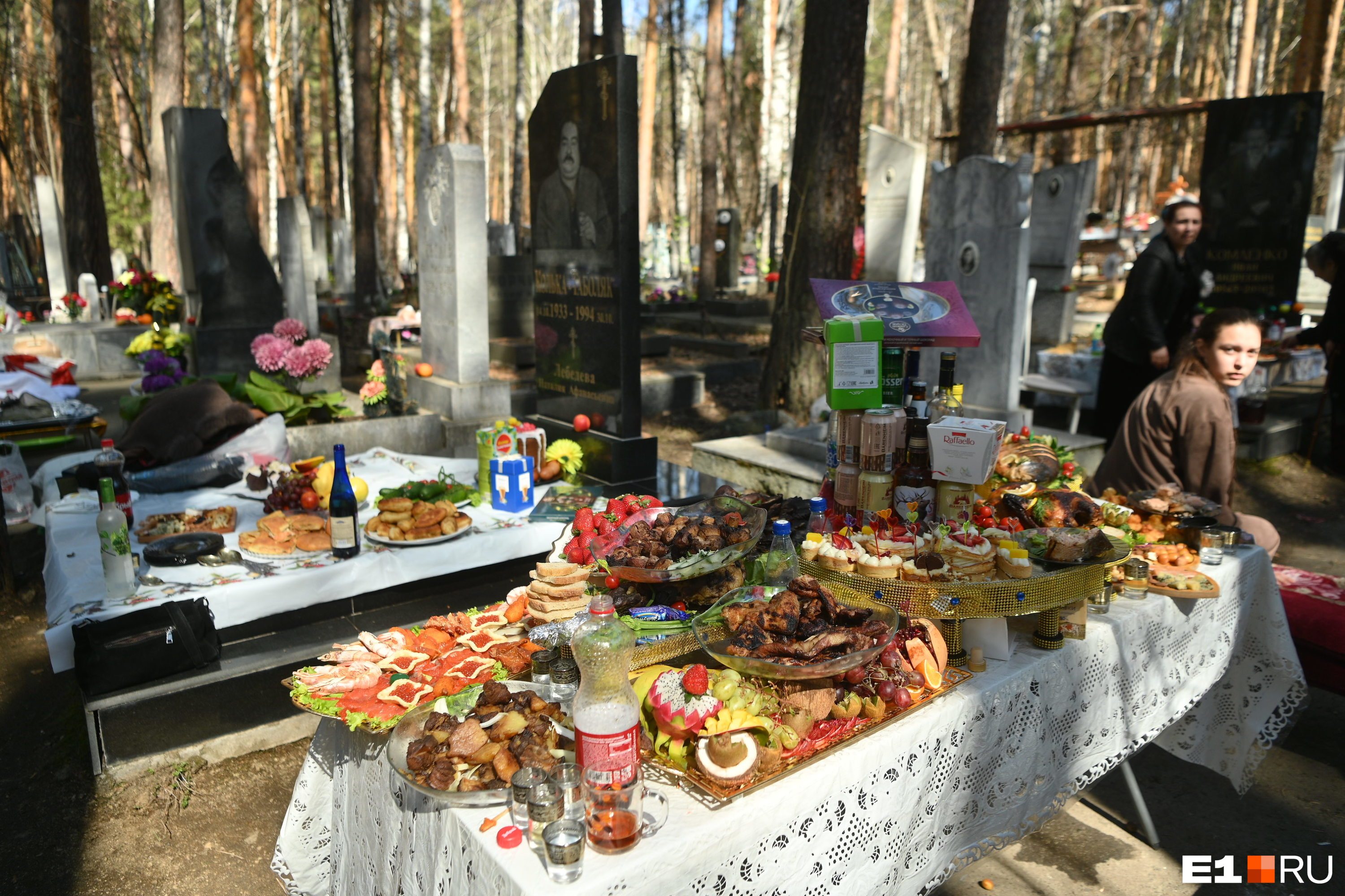 Шашлыки жарят прямо у могил: цыгане закатили грандиозный пир на Широкореченском кладбище