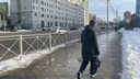 В центре Новосибирска уничтожили ледяную тропинку после публикации НГС — на тротуаре даже появились лужи