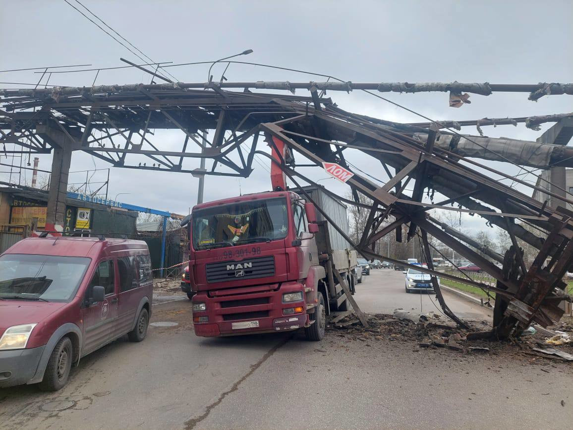 В Петербурге на Салова фура задела трубы, расположенные над дорогой - 17  апреля 2024 - ФОНТАНКА.ру