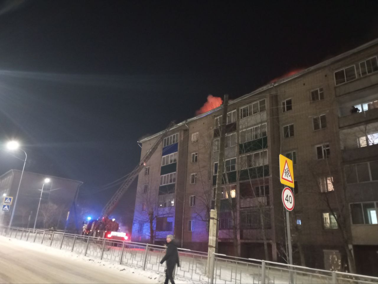 Пятиэтажка загорелась на улице Горького в центре Читы посреди ночи