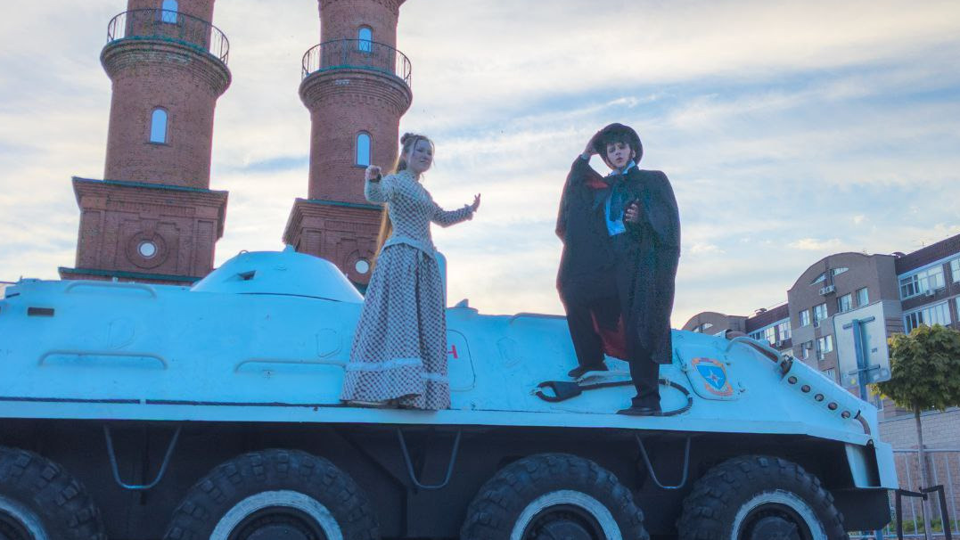 Пушкин на броневике, ретромашины и патриотические песни: фотографии со странного фестиваля в Уфе