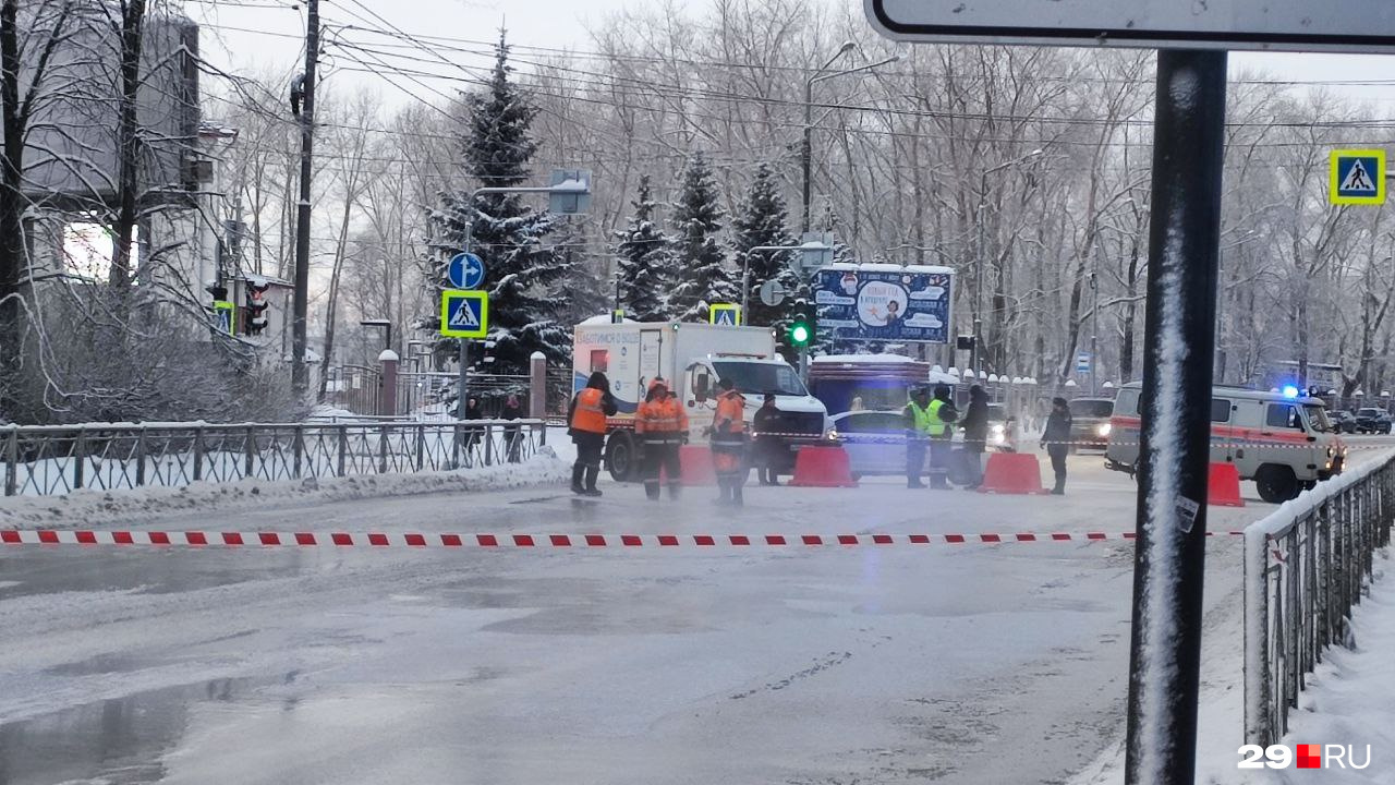 В центре Архангельска залило водой дорогу: как выглядит место аварии, где  теперь не проехать | 03.01.2024 | Архангельск - БезФормата