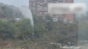 «Фонтан» в несколько этажей: трубу прорвало на Калинина во Владивостоке