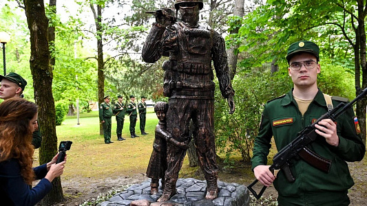 В Адлере открыли памятник погибшим в СВО военнослужащим