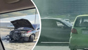 На Октябрьском мосту столкнулись две машины — видео с искореженной BMW