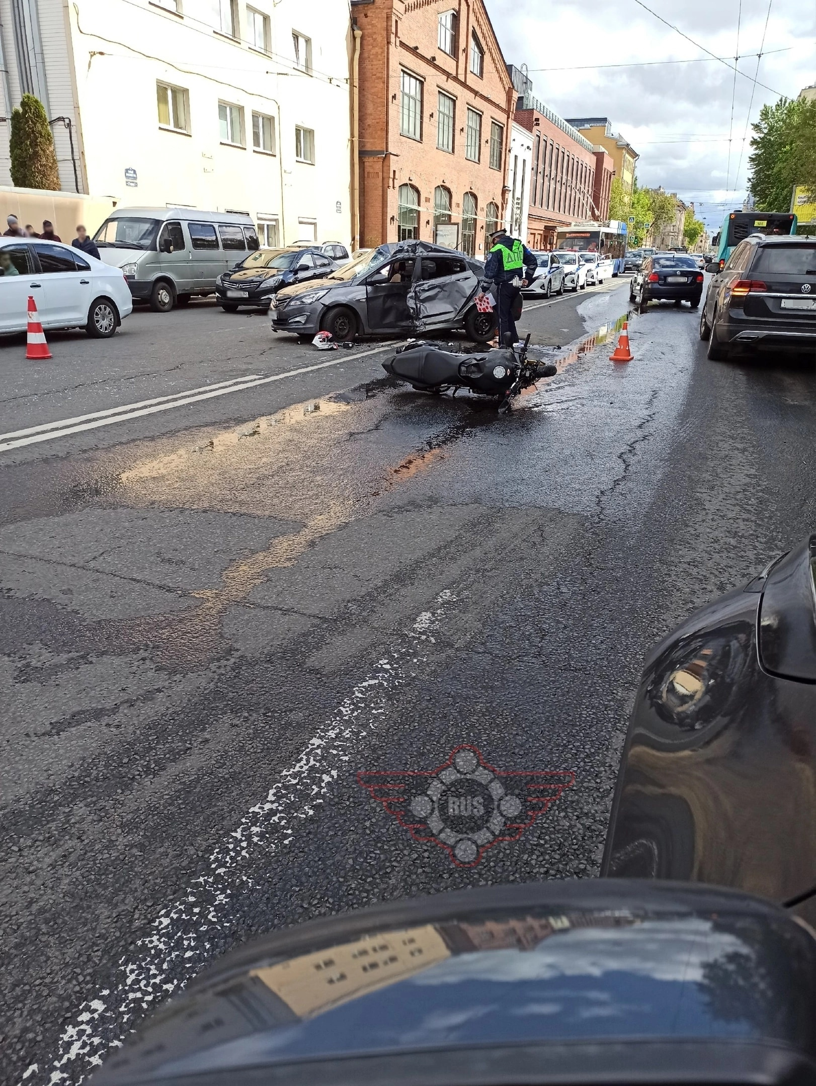 Мотоцикл столкнулся с автомобилем на Малом проспекте В.О. в Петербурге,  фото ДТП - 2 июня 2023 - ФОНТАНКА.ру