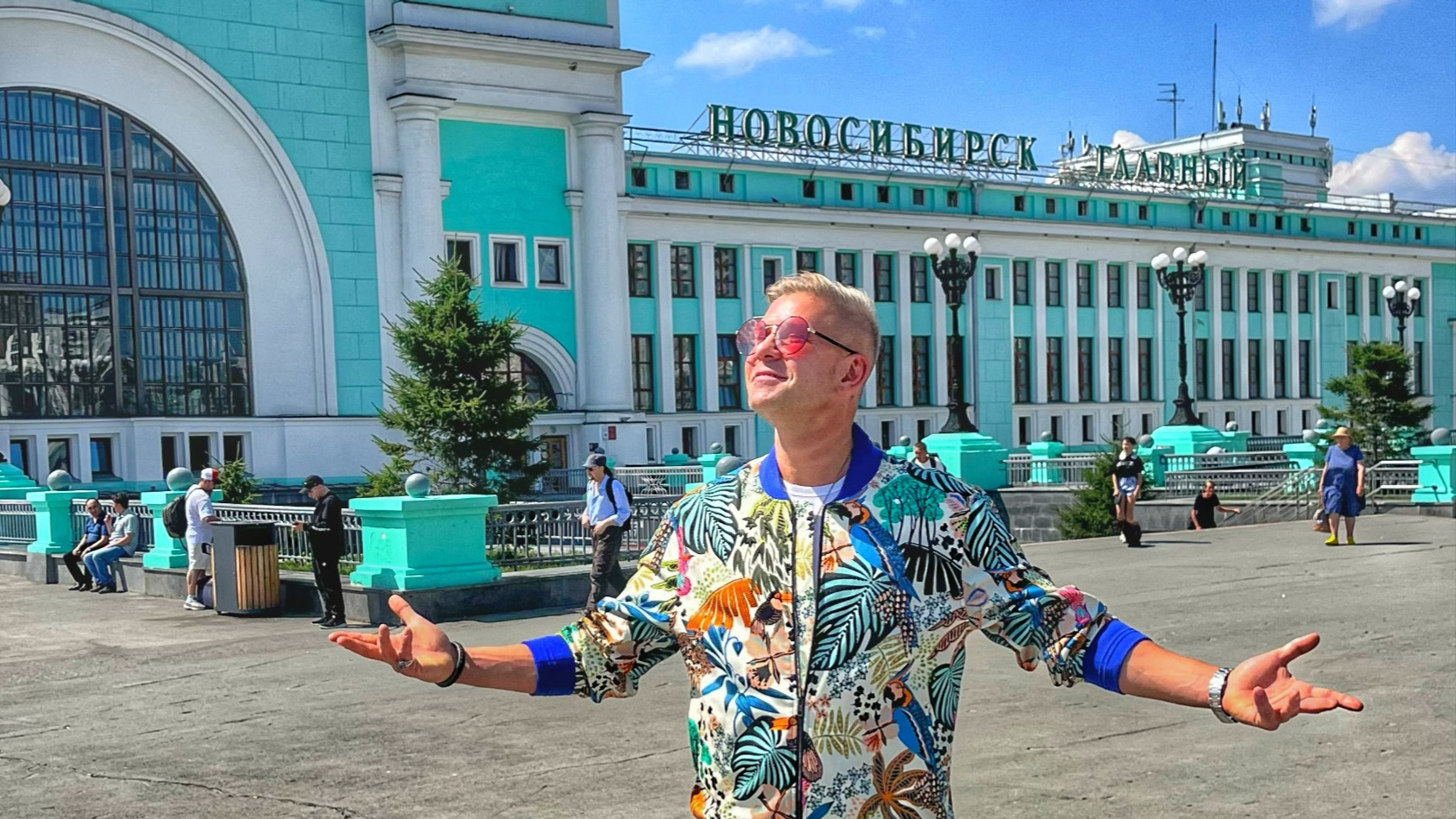 Гулял по вокзалу и танцевал с девушками: как Митя Фомин проводил время в Новосибирске