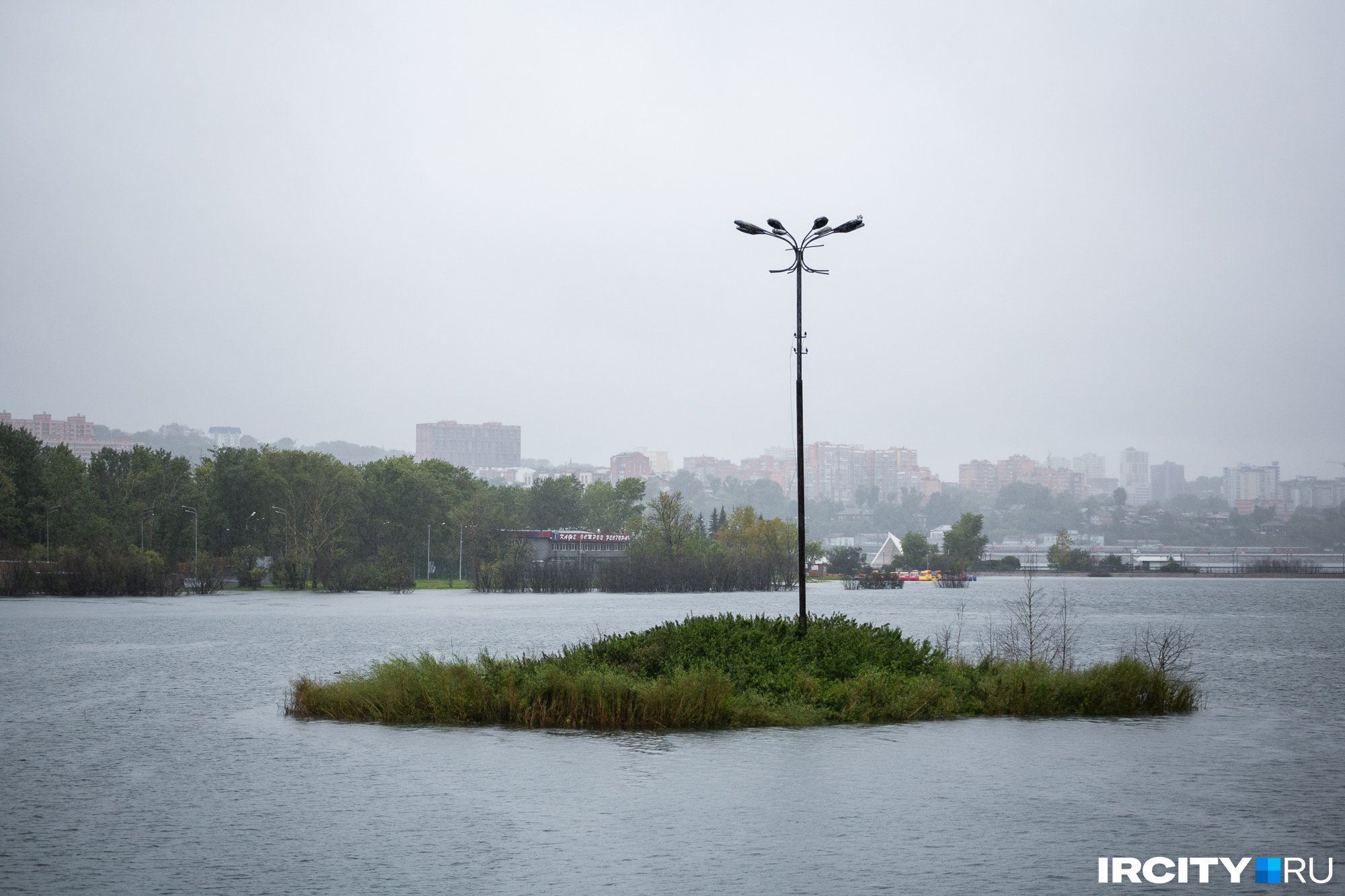 Фонарь посреди воды выглядит впечатляюще Фонарь посреди воды выглядит впечатляюще