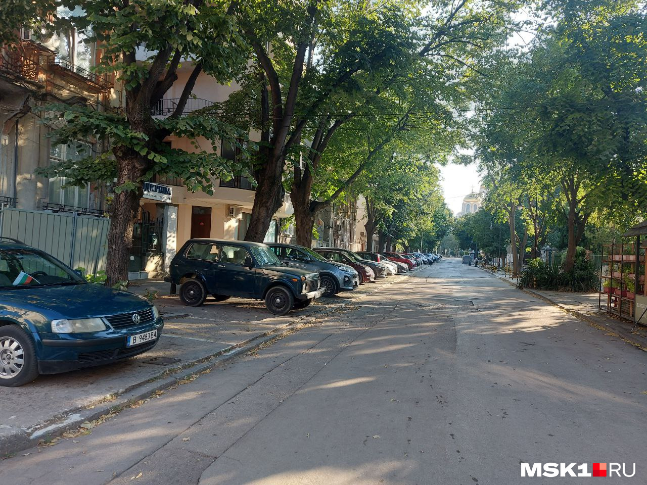 Тихие уютные дворы в центре. Без российского автопрома никак! Тихие уютные дворы в центре. Без российского автопрома никак!